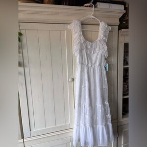 CeCe White Ruffled dress. Ds